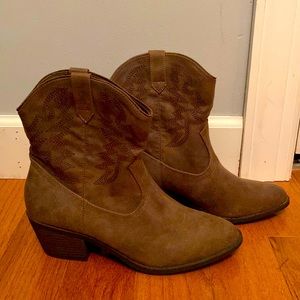 Fergalicious Ankle boots, Women’s size 8, excellent condition, brown